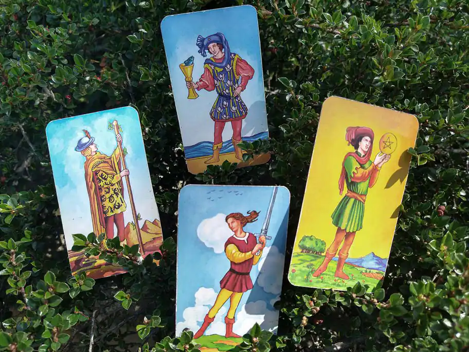 Lesson 1 - Tarot Court Cards - Pages Lesson 1 - Tarot Court Cards - Pages